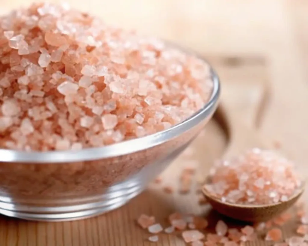 Himalayan pink salt in glass bowl with measuring spoon for weight loss morning drink recipe
